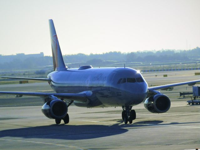 Airbus A320 (N605JB)