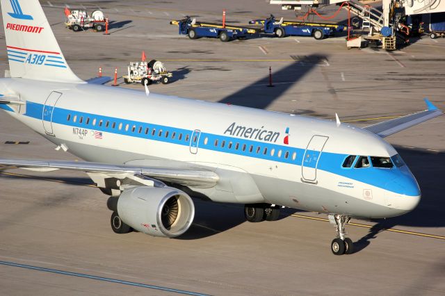 Airbus A319 (N744P)