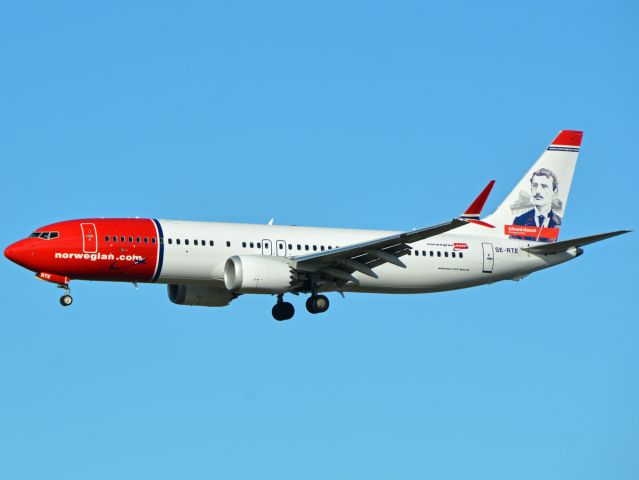 Boeing 737 MAX 8 (SE-RTE) - RWY22L