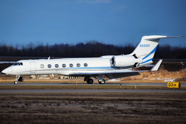 Gulfstream Aerospace Gulfstream V (N559X) - 2014 Gulfstream Aerospace GV-SP (G550) owned by the American Express Travel Service Company arriving on Runway 32 at the Buffalo Niagara International Airport (KBUF)