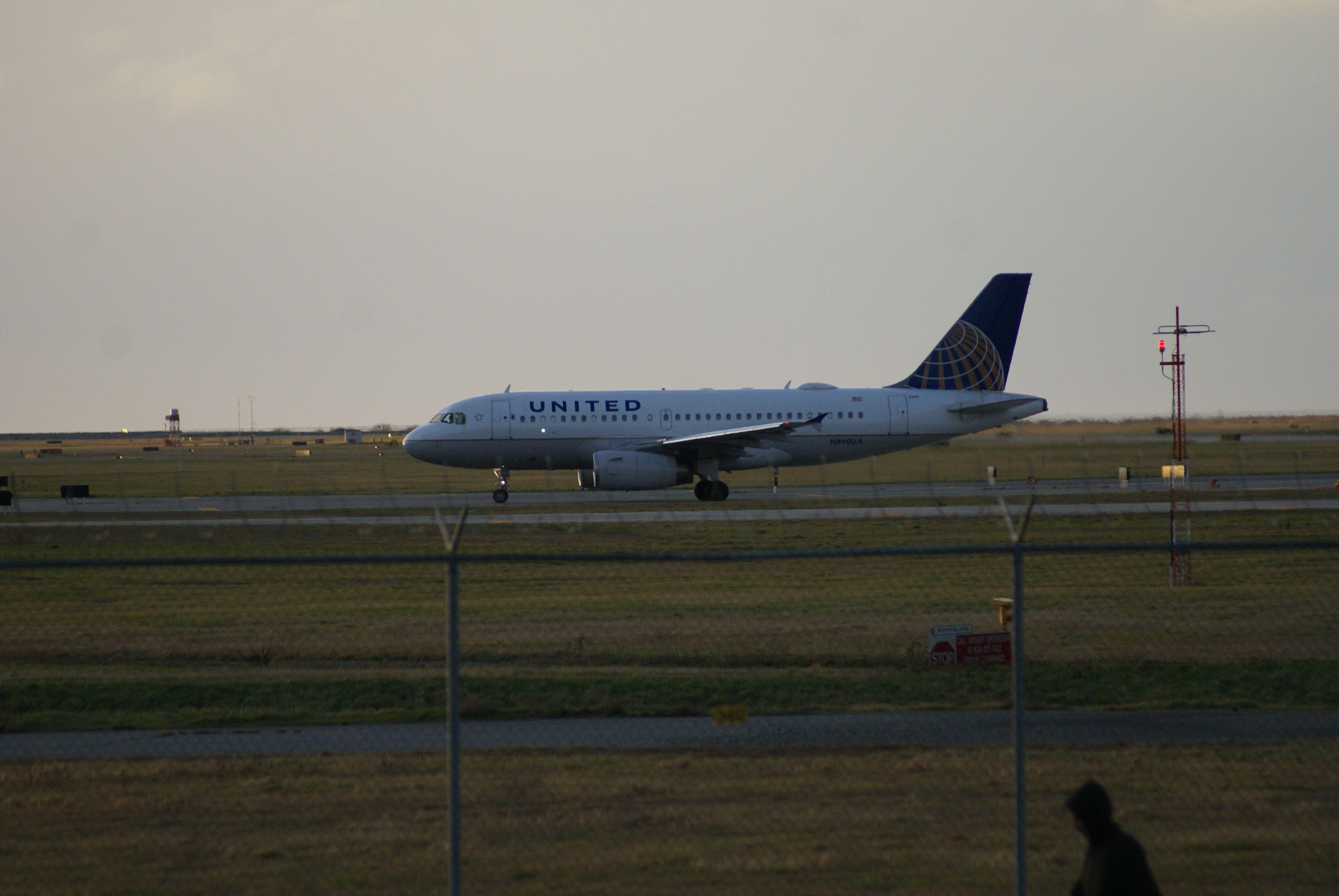 Airbus A319 (N890UA) - United Flight UA298 ready for departure from YVR to ORD