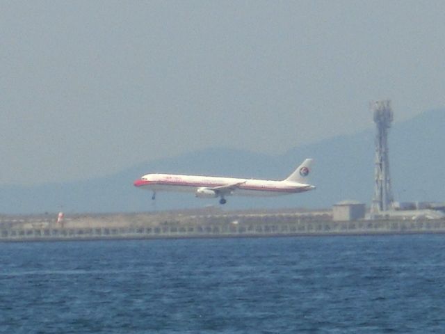 — — - 対岸から。