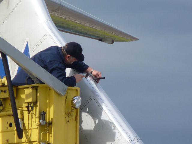 McDonnell Douglas MD-83 (N594AA) - If it dont move when it should, use a hammer!