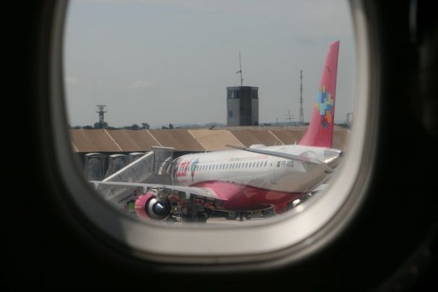 EMBRAER 195 (PR-AYO) - An iniciative of Federation of Philanthropic Institutions to Support Breast Health) joined the campaign to prevent Breast Cancer joined by EMBRAER and AZUL LINHAS AEREAS.   And as part of the action of an aircraft painted pink (the color that represents the worldwide fight against breast cancer).