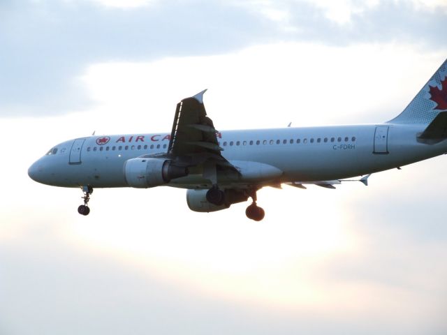 Airbus A320 (C-FDRH)