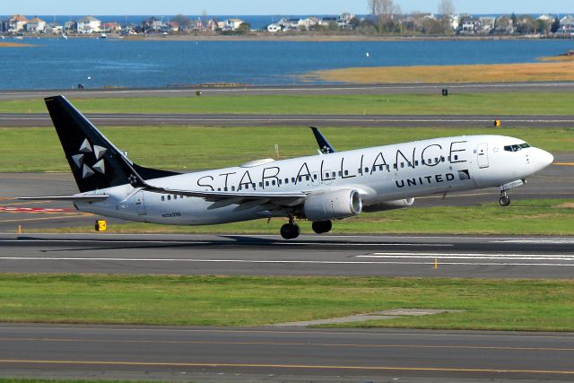 Boeing 737-800 (N26210) - UA 1551 to Newark lifting off of 22R