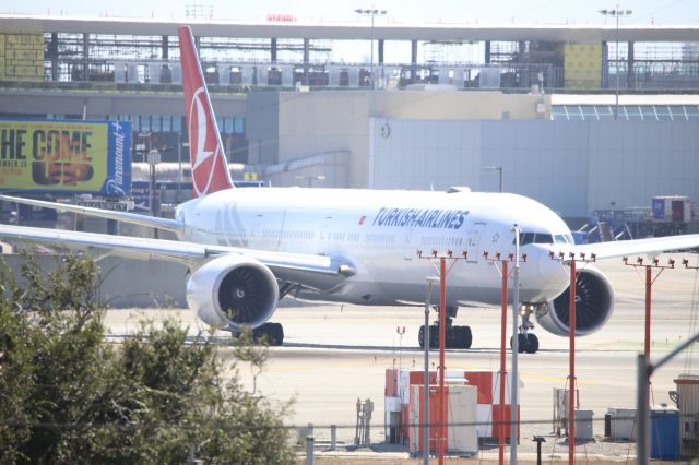 BOEING 777-300ER (TC-LJE)