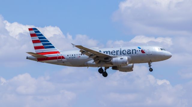 Airbus A319 (N713UW) - American Airlines A319 landing at DFW airport on 8/6/2022. Taken with a Canon 850D and Rokinon 135mm f/2 lens.