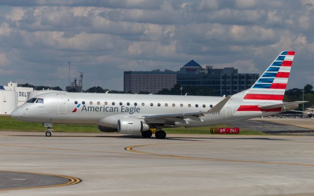 EMBRAER 175 (long wing) (N442YX)