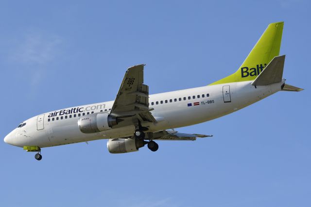 BOEING 737-300 (YL-BBS)