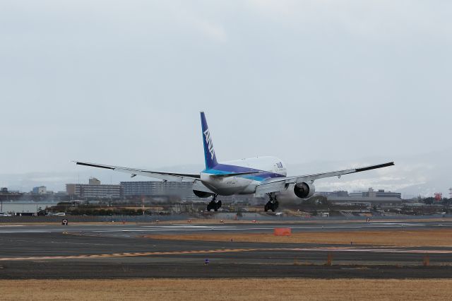 Boeing 777-200 (JA703A)