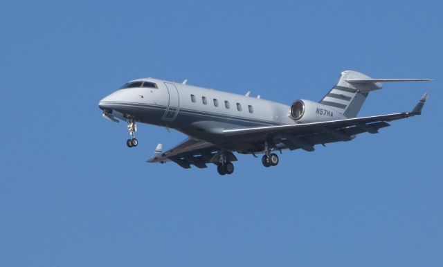 Bombardier Challenger 300 (N57HA) - On final is this 2006 Bombardier Challenger 300 in the WInter of 2019.