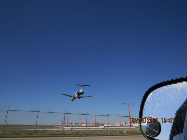 McDonnell Douglas MD-82 (N470AA) - American Airlines flight 1035 from DFW to Tulsa landing on runway 36R.