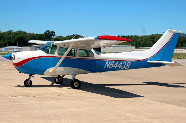 Cessna Skyhawk (N64438)