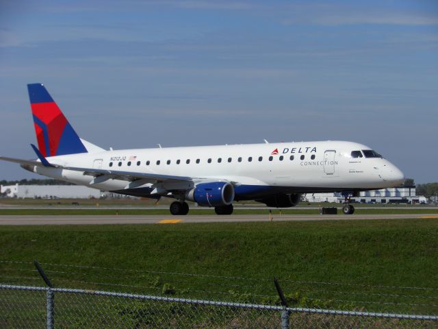 Embraer 170/175 (N212JQ)