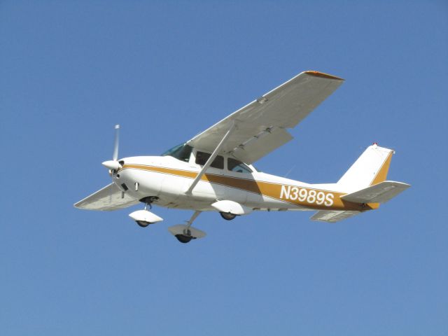 Cessna Skyhawk (N3989S) - Landing RWY 24