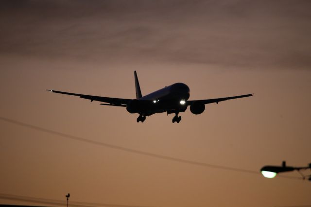 BOEING 777-300ER (B-16718)