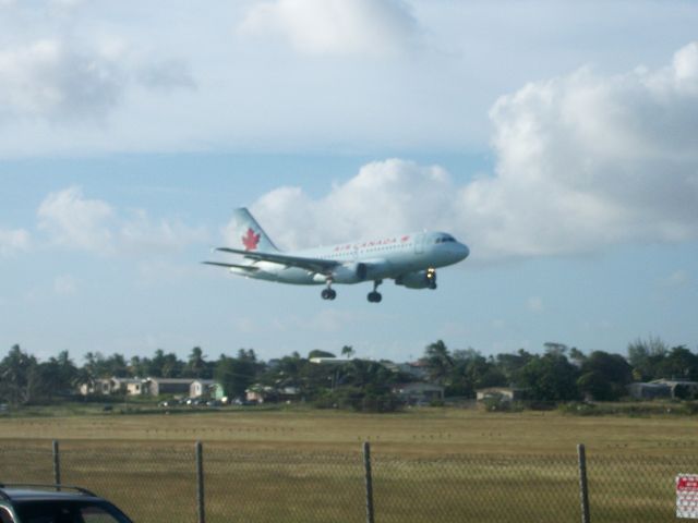 Airbus A319 (C-GITP) - Short final