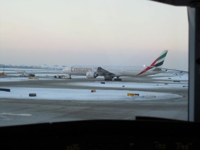 BOEING 777-300 (A6-ECE)