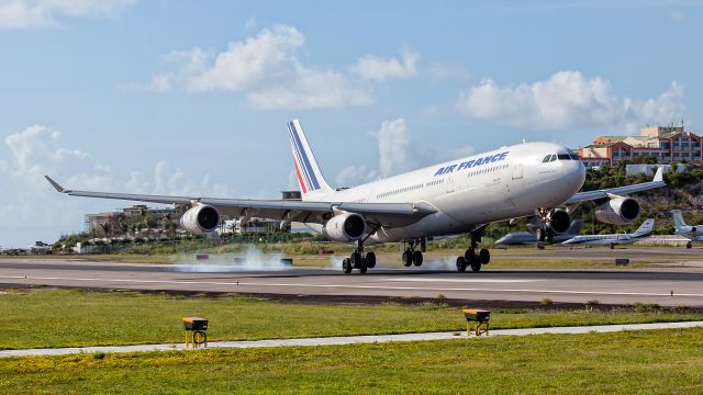 Airbus A340-300 (F-GLZU) - landing sxm/tncm