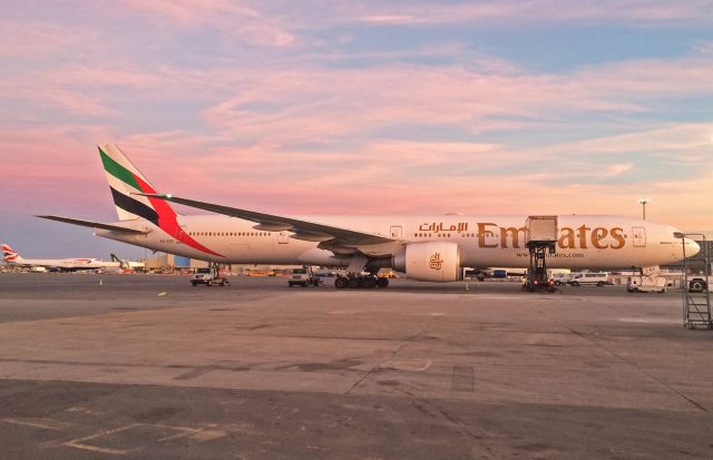 BOEING 777-300ER (A6-EGF)