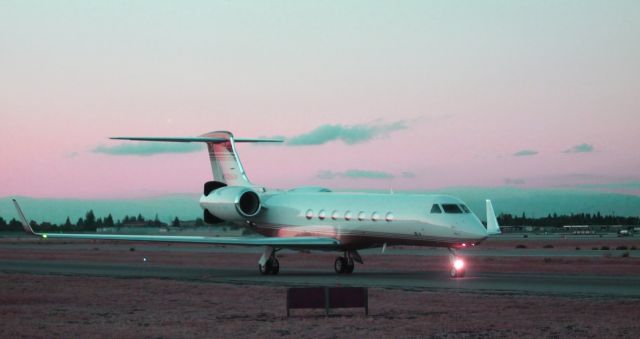 Gulfstream Aerospace Gulfstream V (N725MM) - Taxiing to "ATLANTIC AVIATION" at the GA, ** Note the right rear, engine reverser in position .. Heard on scanner, "Its stuck in place" .. Glad it didnt happen in the air.