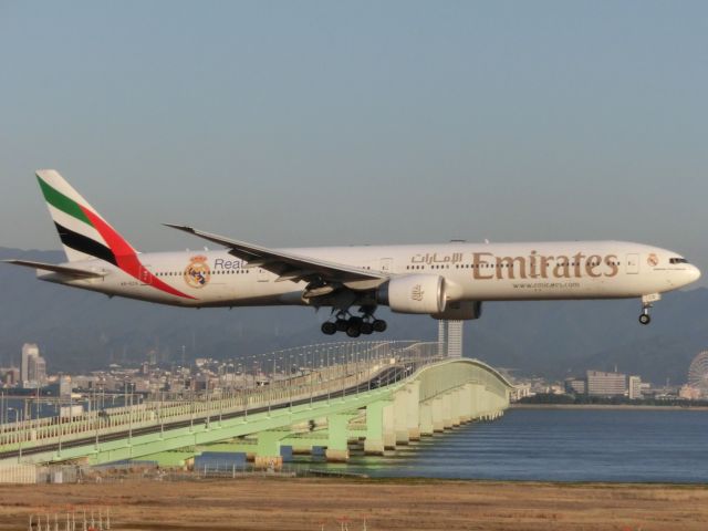 BOEING 777-300 (A6-ECG) - 今はなき、レアルマドリード！！