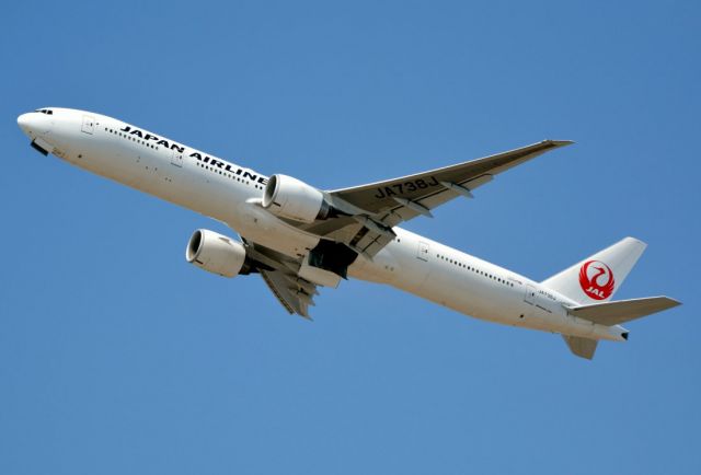 BOEING 777-300 (JA738J)