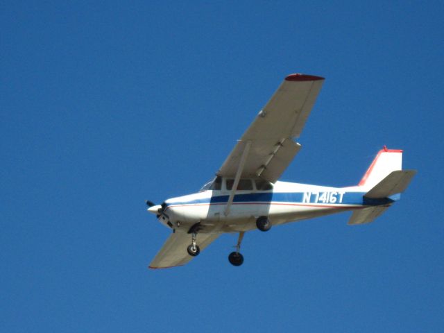 Cessna Skyhawk (N7416T) - Landing on RWY 24