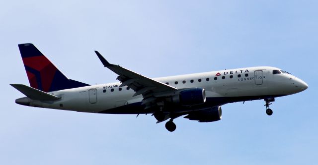 Embraer 170/175 (N823MD) - Delta Connection E-170 on final for runway 22 at Laguardia over the East River.