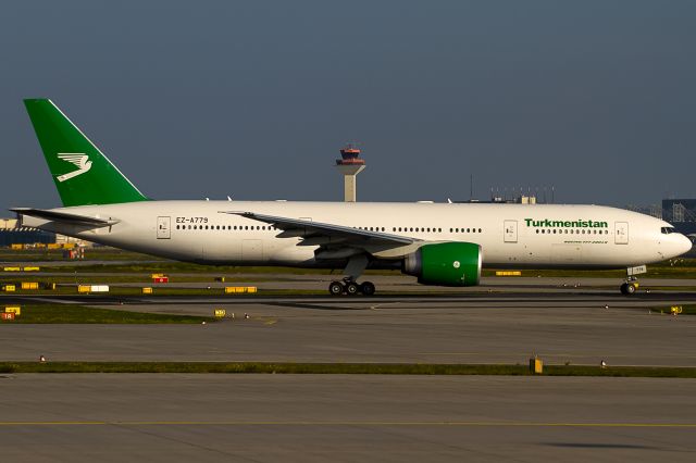 Boeing 777-200 (EZ-A779) - Rwy 18