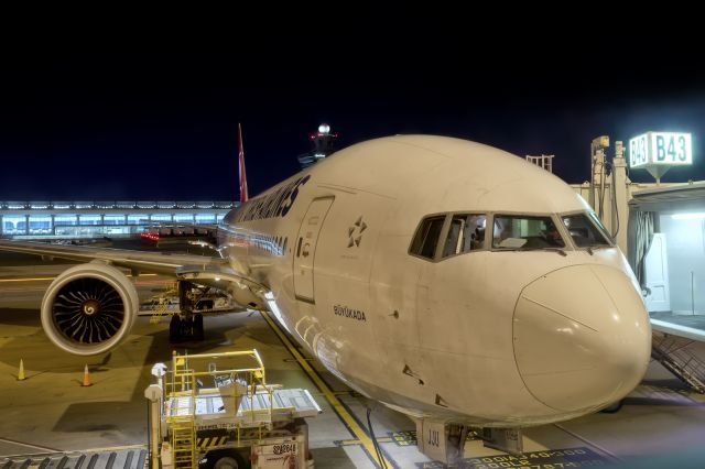 BOEING 777-300 (TC-JJU) - 6th Oct., 2020: Parked at the gate at a somewhat deserted Washington Dulles Airport in the middle of the global Corona pandemic prior to the trans-Atlantic red-eye flight to Istanbul. 