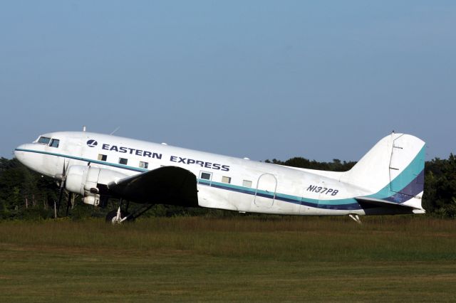 Douglas DC-3 (N137PB)