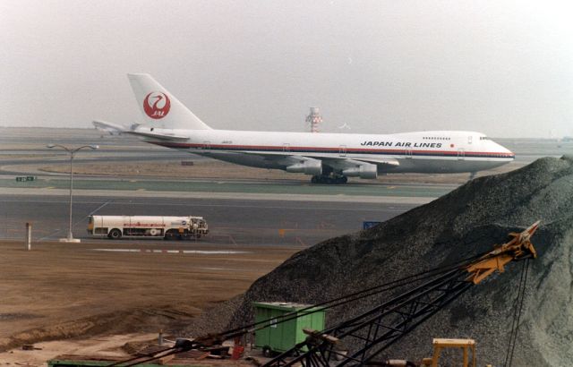 Boeing 747-200 (JA8131) - Japan Airlines - Boeing 747-246B C/N 21680/380 - JA8131 - at SFO 1980-Dec-24.