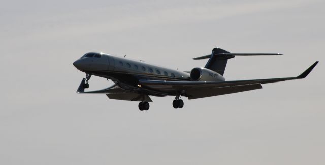 Gulfstream Aerospace Gulfstream G650 (N654FX) - About to touch down is this 2016 Gulfstream 650ER in the Spring of 2024.