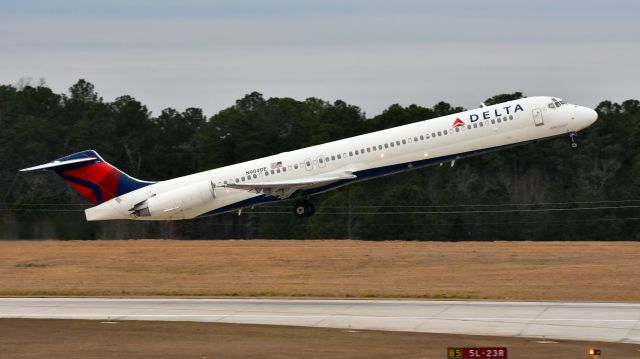 McDonnell Douglas MD-88 (N904DE) - Delta N904DE MD-88 departs from RDU runway 5L on 02/03/2017.  Taken from RDU Observation Deck.