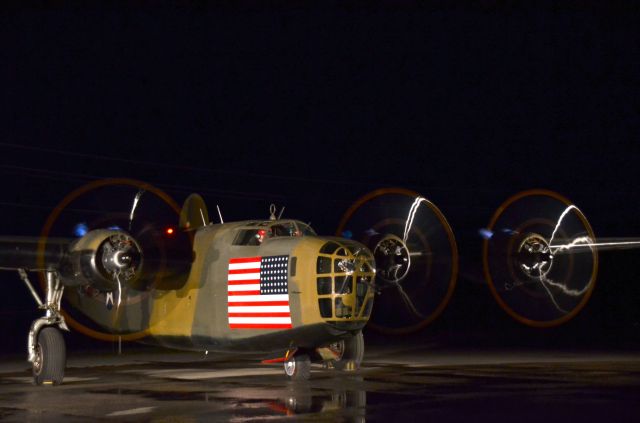 Consolidated B-24 Liberator (N24927) - Night Full Run-up