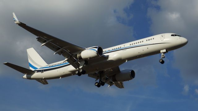 Boeing 757-200 (N801DM) - 13R approach.