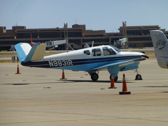Beechcraft 35 Bonanza (N9831R)