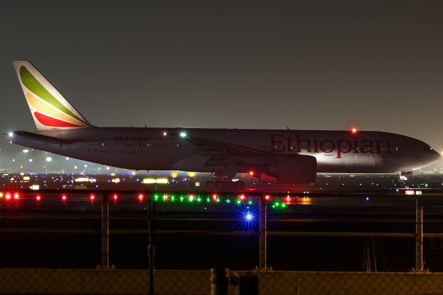 Boeing 777-200 (ET-ANP) - rwy 18