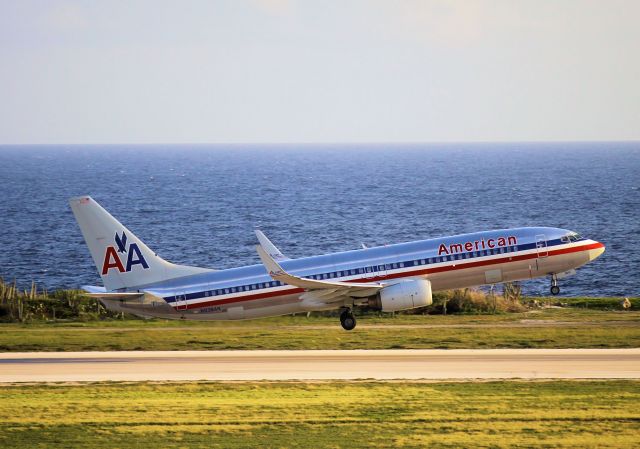 Boeing 737-800 (N938AN)