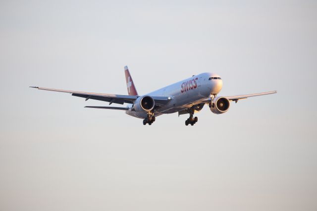 BOEING 777-300ER (HB-JNC)