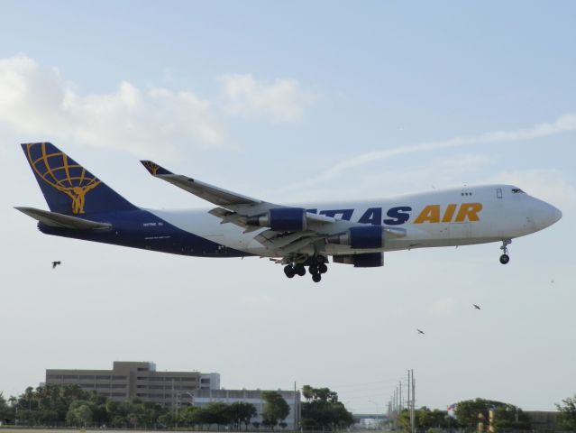 Boeing 747-400 (N477MC)