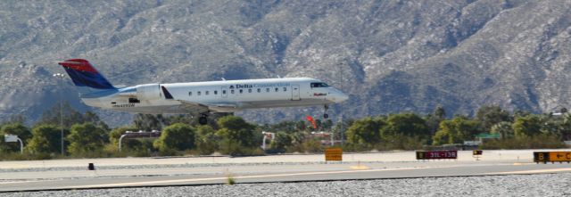 Canadair Challenger (N409SW) - Appoach to 31L at PSP on 1/22/2011