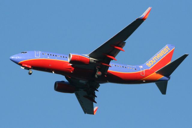 Boeing 737-700 (N426WN) - At Coyote Point on approach to KSFO.