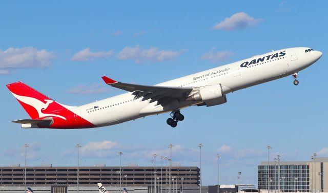 Airbus A330-300 (VH-QPA) - Taking off from RWY 16 at Melbourne 