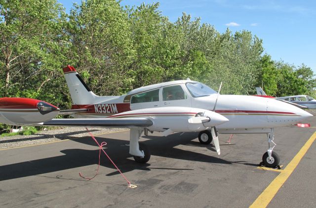 Cessna 310 (N3321M) - A great looking three ten