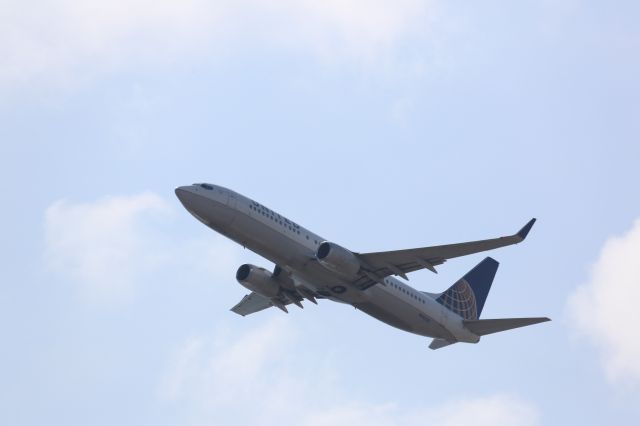 Boeing 737-800 (N14235)
