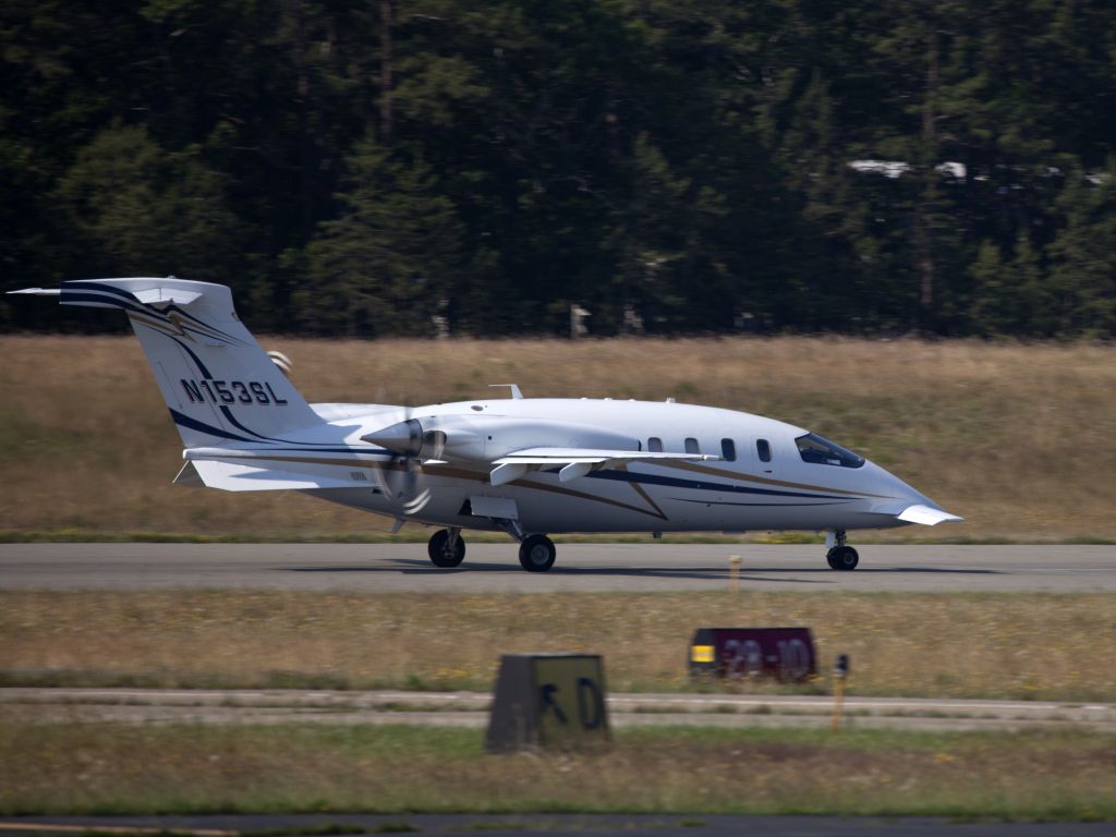 Piaggio P.180 Avanti (N153SL) - Take off runway 28.