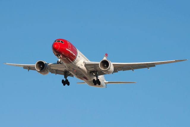 Boeing 787-8 (LN-LNE) - The "Roald Amundsen" 787-8 of Norwegian Air Shuttle coming in to land in Las Vegas for the very first time. It arrived almost an hour behind schedule.